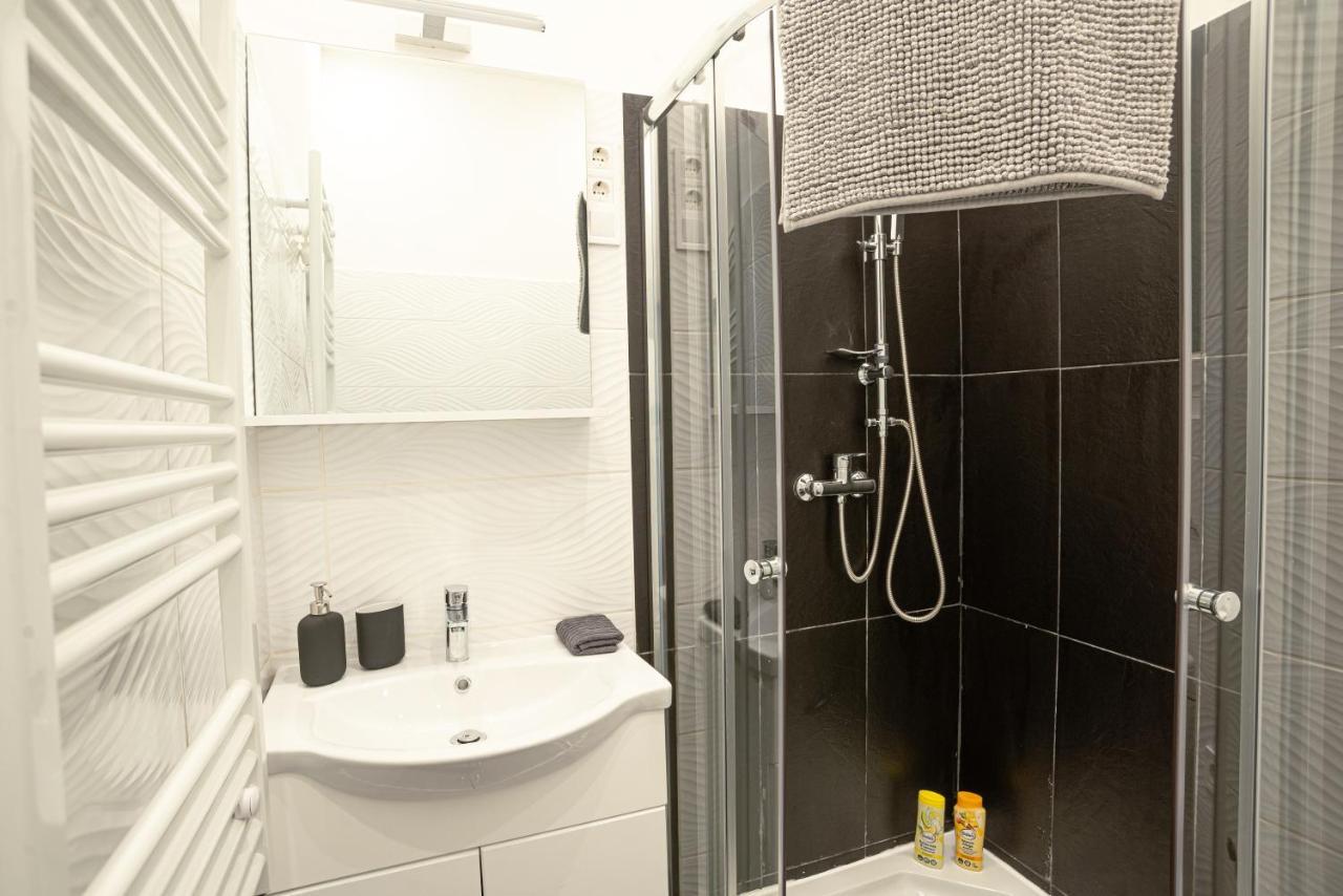 Bella Mia - Entire Apartment Near Liszt Ferenc Ter Boedapest Buitenkant foto